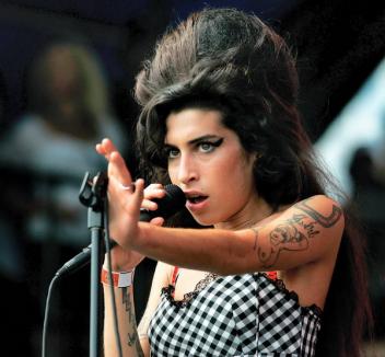 Cântăreaţa Amy Winehouse a murit! (VIDEO)